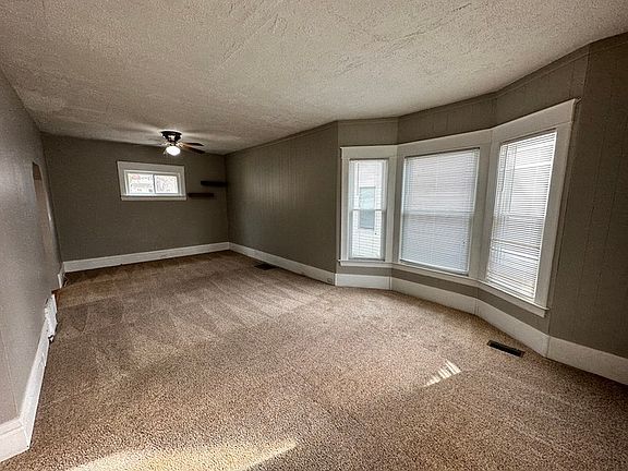 5th image of 50 Lowell Ave NE