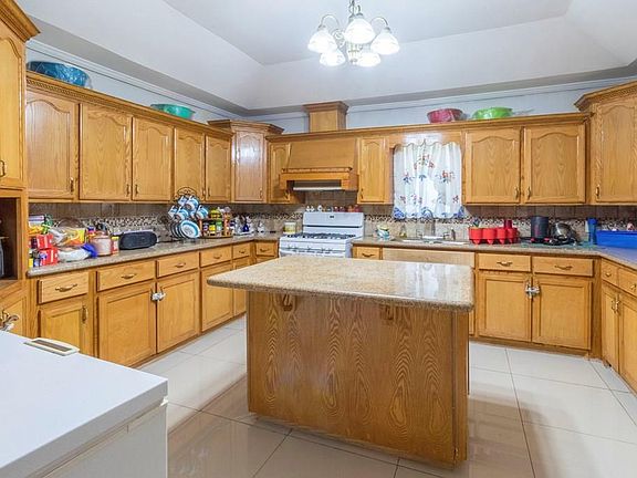 3rd image of 15617 N Gaston Cir