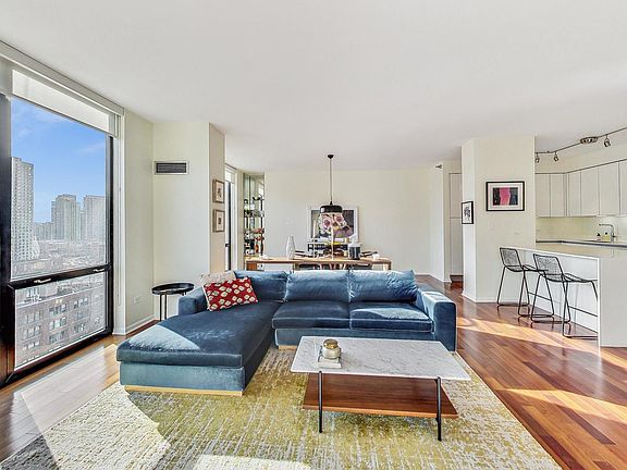 5th image of 435 W Erie St APT 1501