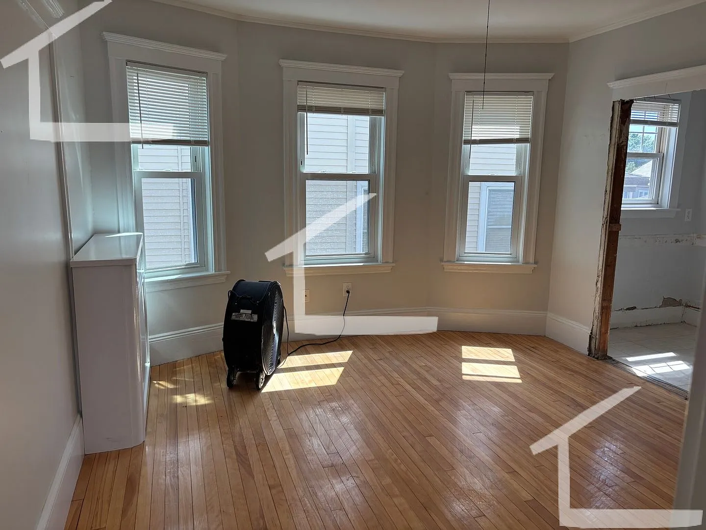 Huge, newly renovated 3 bed unit near Oak Square. — Photo 4