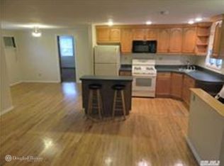 22 Park Pl APT 2, Lynbrook, NY 11563