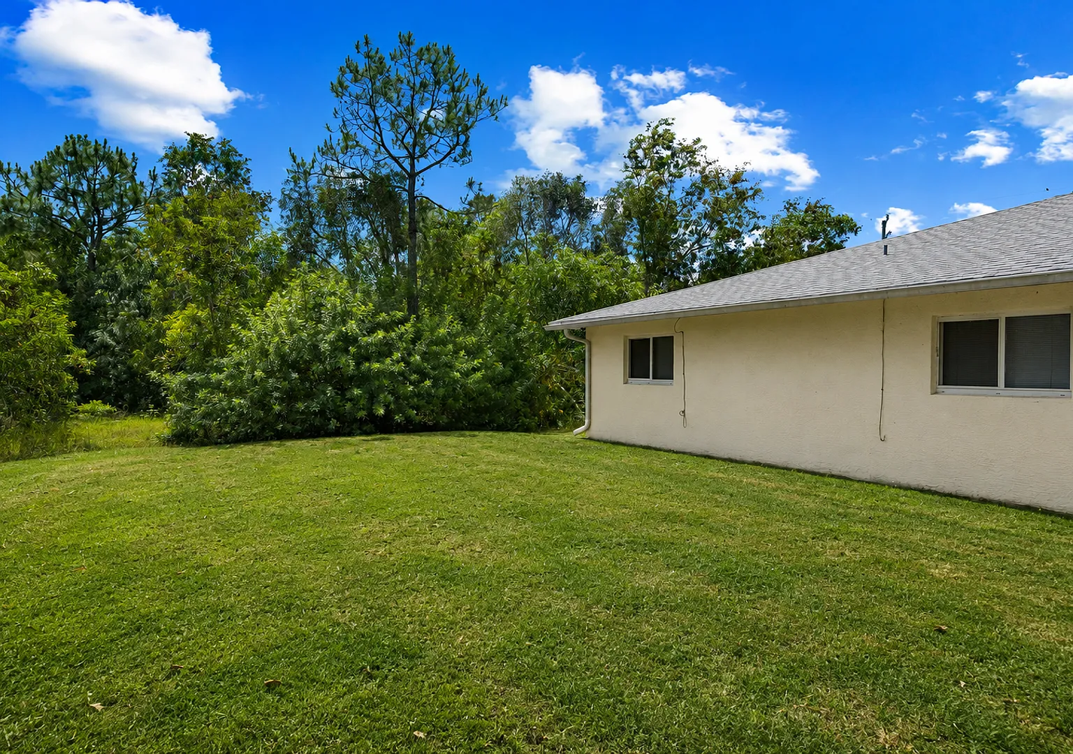 Duplex Lehigh Acres 221 — Photo 1