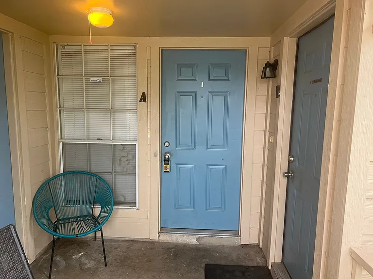 1911 Gracy Farms Ln — Photo 2