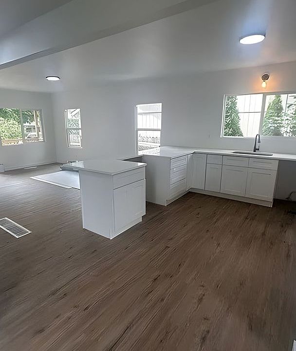 1st image of 8833 SE Pine St