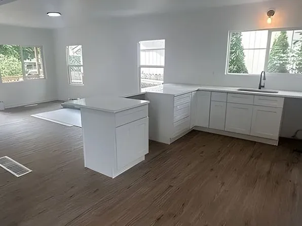 8833 SE Pine St, Portland, OR 97216