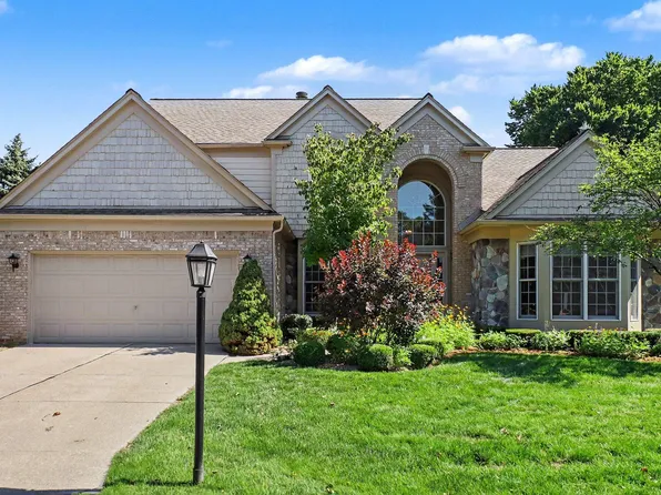 39728 Dun Rovin Dr, Northville, MI 48168