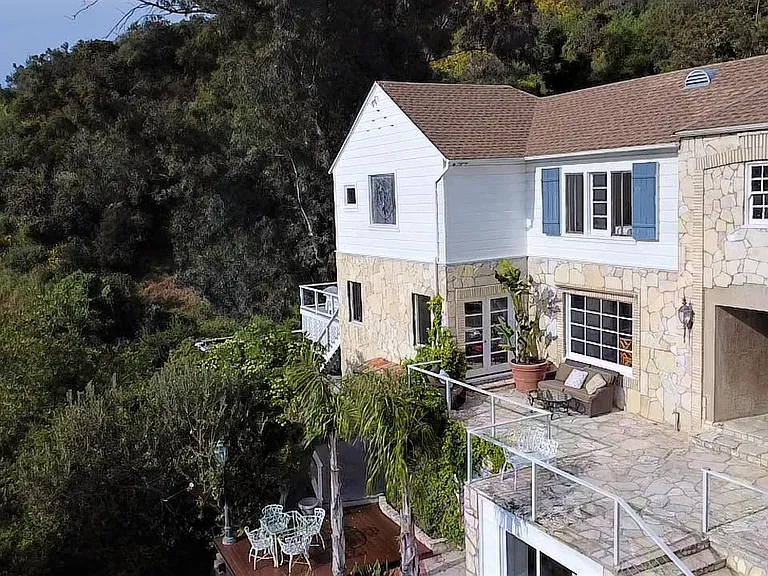 2400 Benedict Canyon Dr — Photo 3