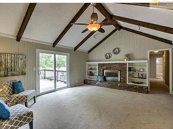 Large Great Room Overlooking Deck!