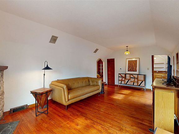 3rd image of 1322 Muscatine Ave