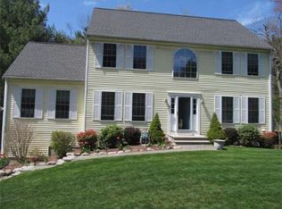 8 Susan Ln, Bellingham, MA 02019