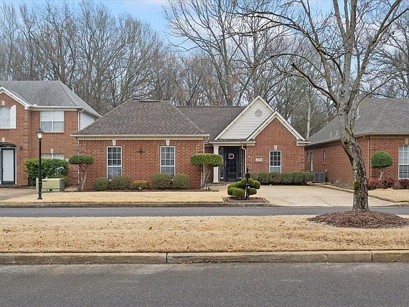 2nd image of 270 Fountain River Dr