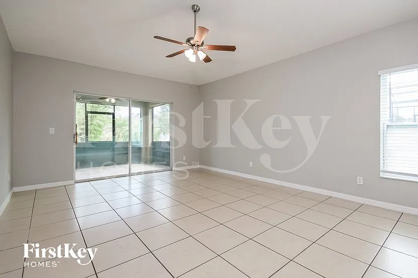 4 bed, 2.0 bath, 1972 sqft, $2,415 — Photo 2