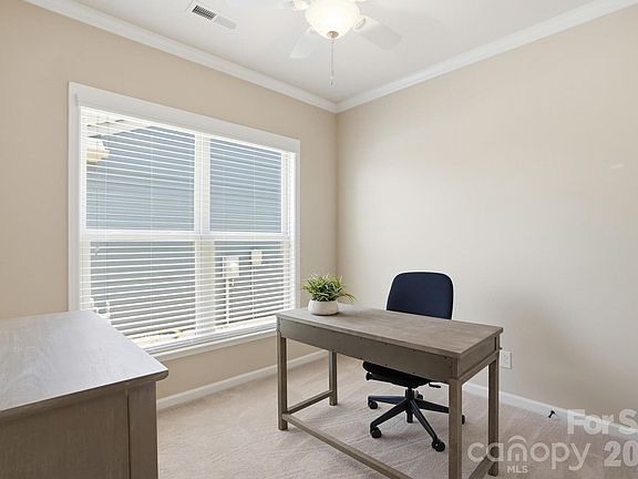 5th image of 2331 Currant St