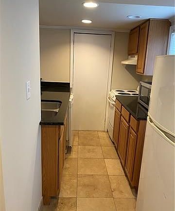 3rd image of 1509 1/2 Robert St #B