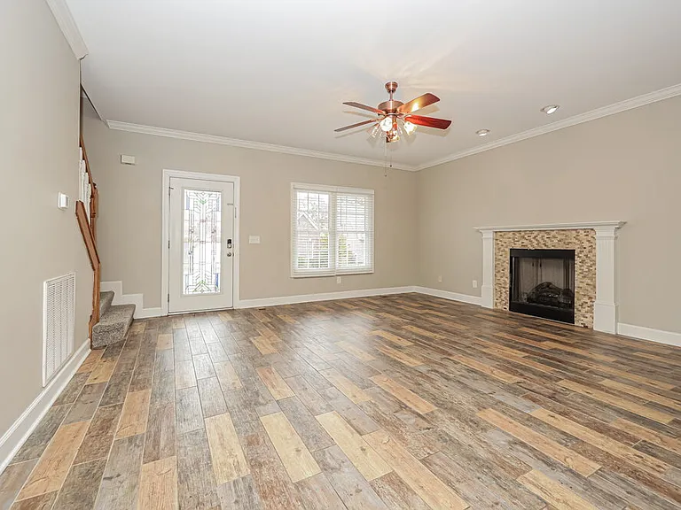 411 Carmel Dr — Photo 4