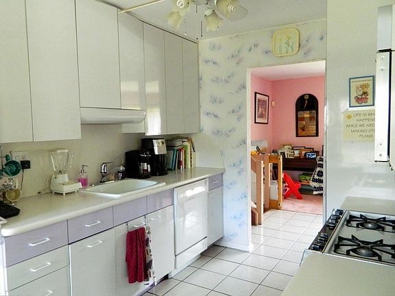 5th image of 21 Whittier Dr
