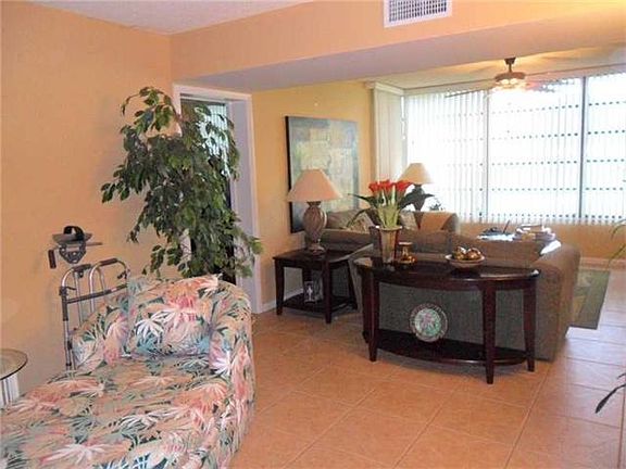 4th image of 1709 Whitehall Dr APT 101