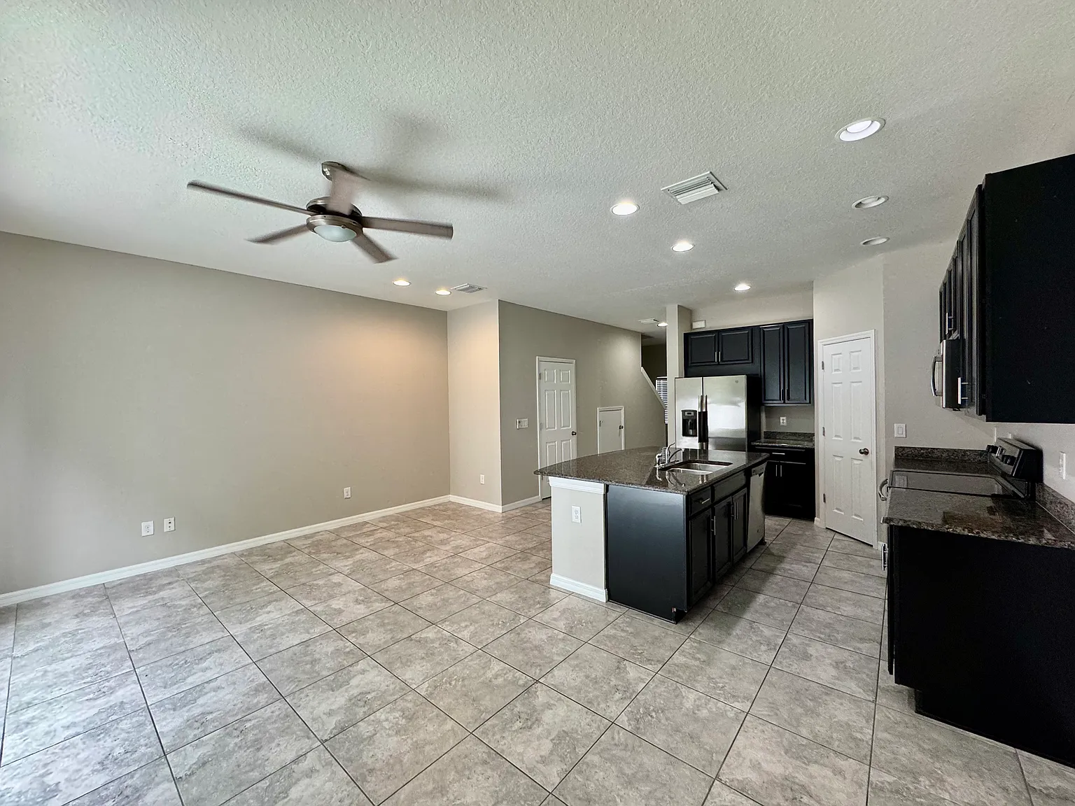 3 bed, 1400 sqft, $2,050 — Photo 4