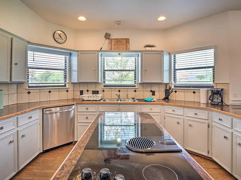 15805 Richards Dr — Photo 5