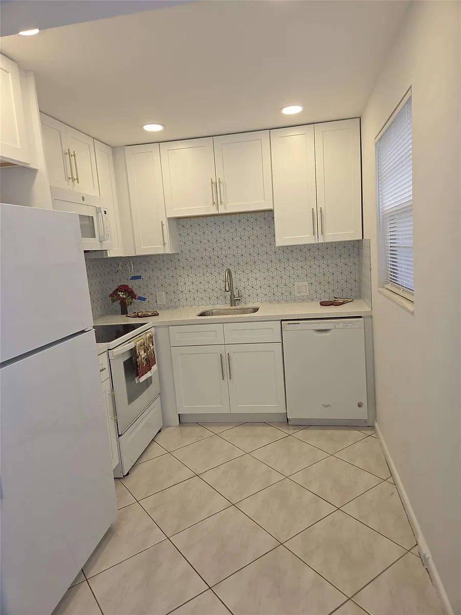 Building Photo - 108 Fanshaw Way #C