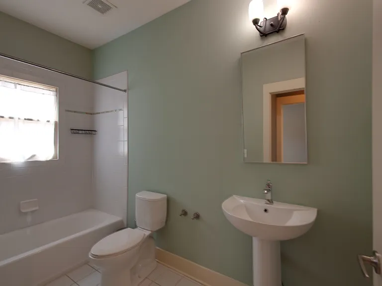 Main level full bath