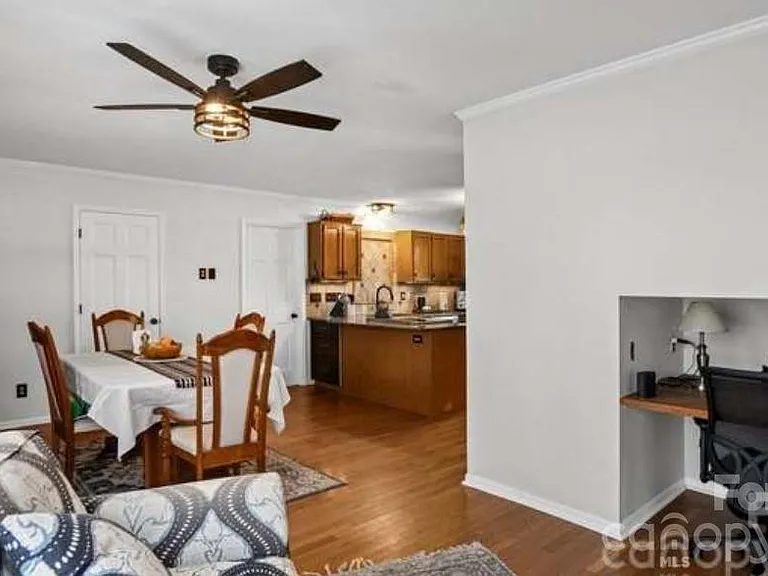 1212 Ashford St — Photo 4