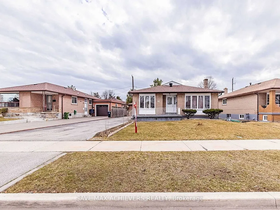 44 Strathavon Dr