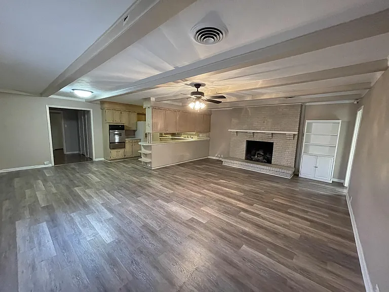 611 E University Dr — Photo 3