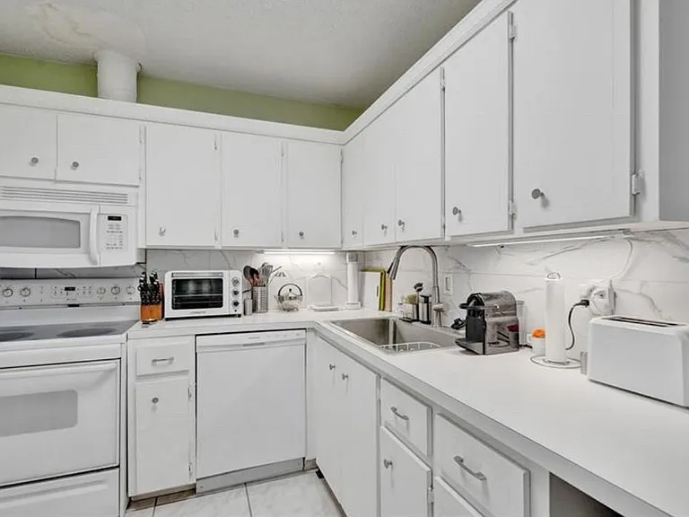 6750 NE 21st Rd #123 — Photo 4