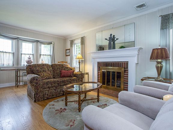 4th image of 41 Dogwood Ave