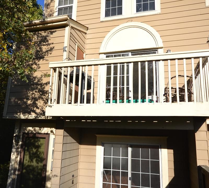Large 3 level end townhome with patio off lower level