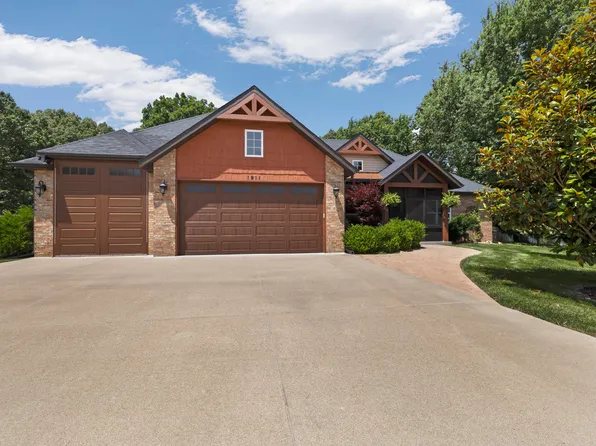 1911 N Pavilion Place, Strafford, MO 65757