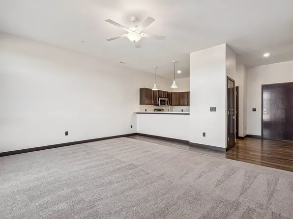 120 Twin Steeples Cir NE Unit 210, Dyersville, IA 52040