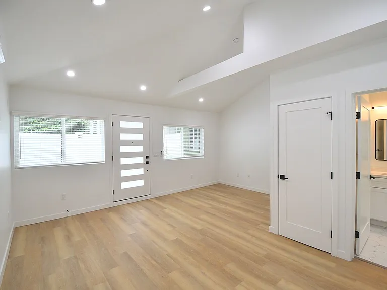 10919 C — Photo 12