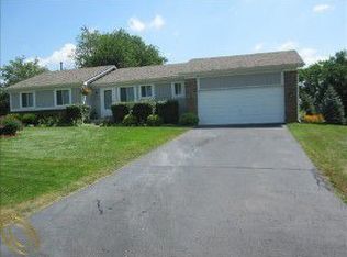 30530 Rainbow Dr, New Hudson, MI