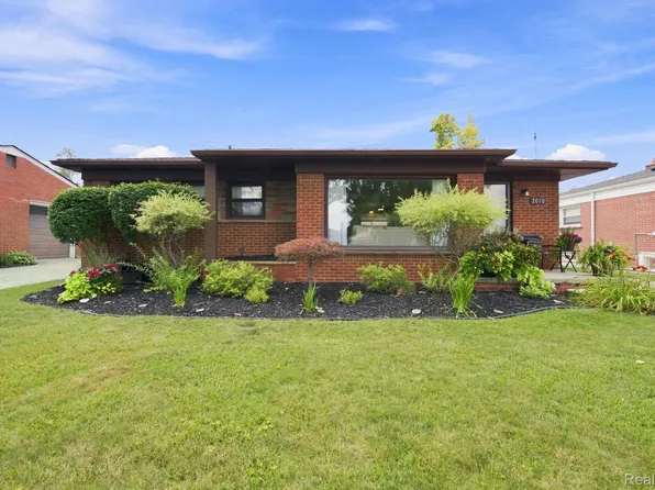 2010 Grange Rd, Trenton, MI 48183