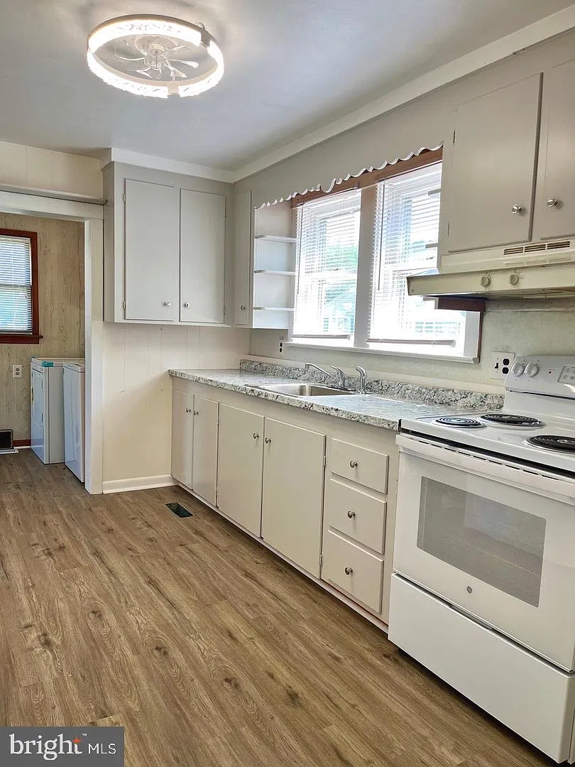 3 bed, 1.0 bath, 1040 sqft, $1,925 — Photo 4