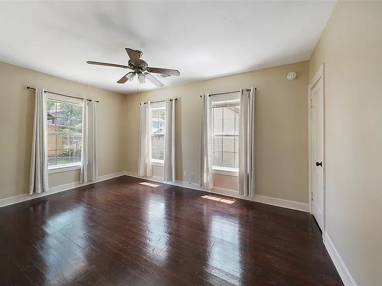 1007 E 25th St — Photo 16