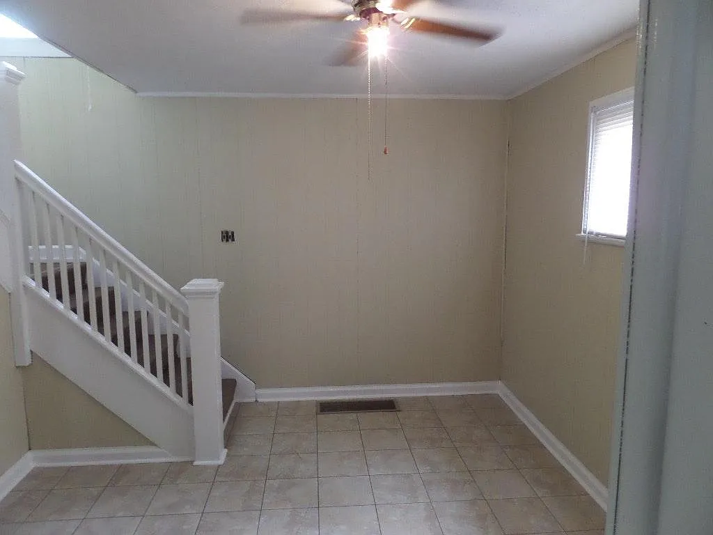 3 bed, 1200 sqft, $1,100 — Photo 4