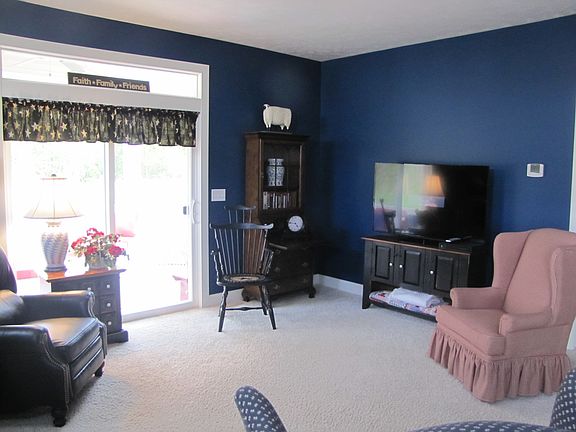 Family Room w/Access to Deck