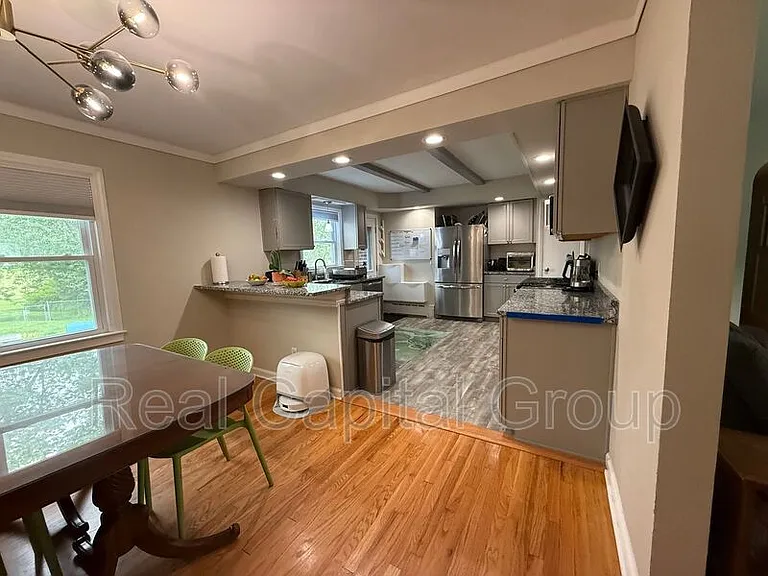 2204 Dean St — Photo 8