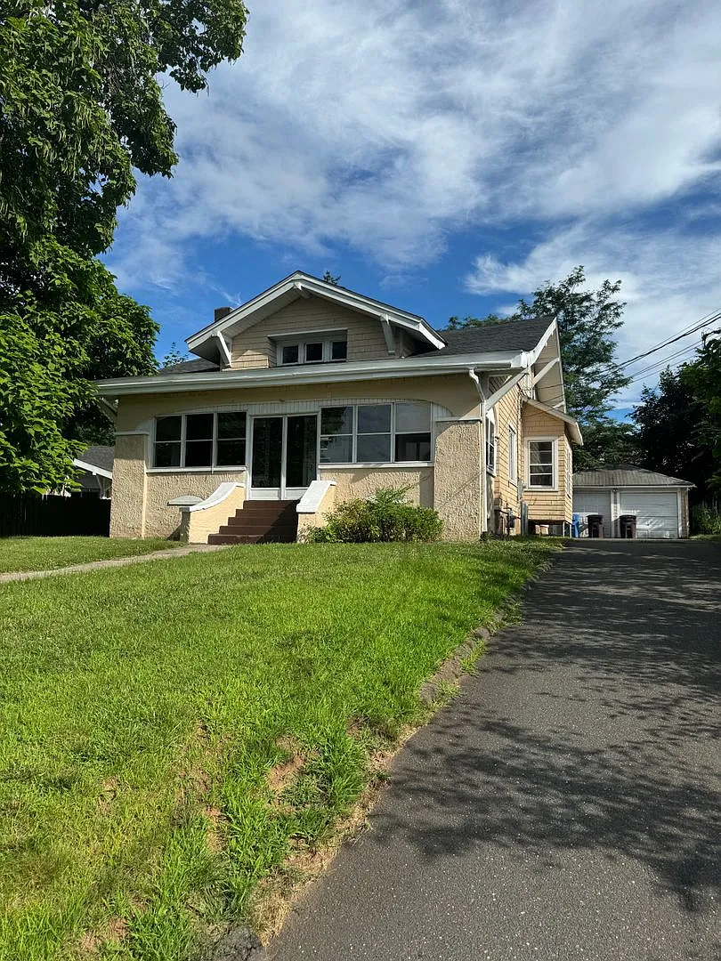 5 Bedroom House — Photo 1