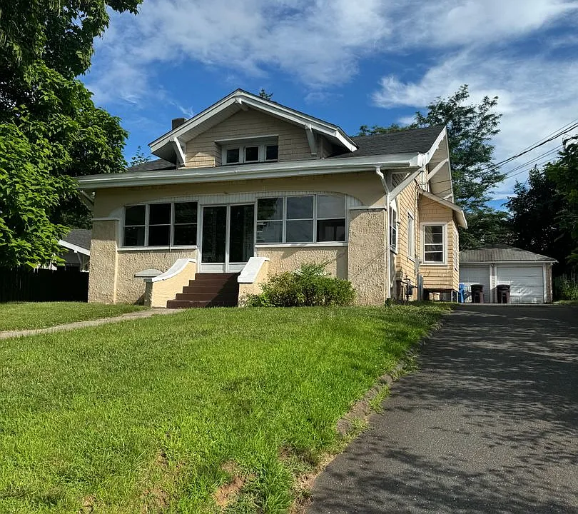 64 Roxbury Rd