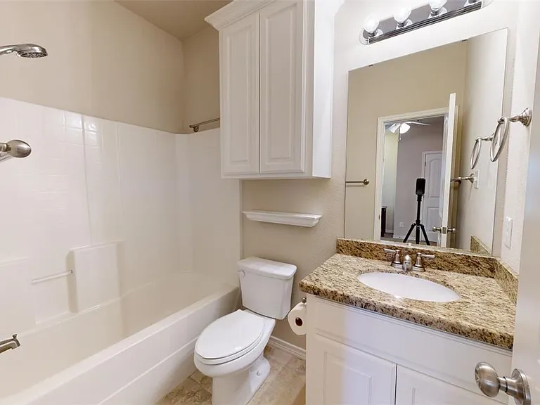 3805 Silverthorne Ln — Photo 13