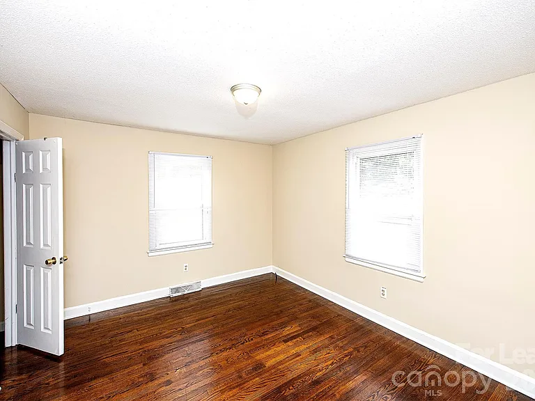 2711 Springbrook Cir — Photo 10