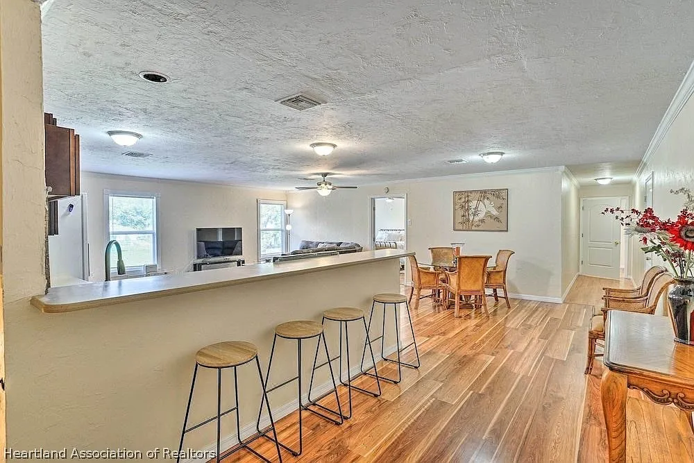 3 bed, 2.0 bath, 2016 sqft, $2,000 — Photo 3