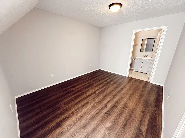 Valley View Apartments — Photo 90