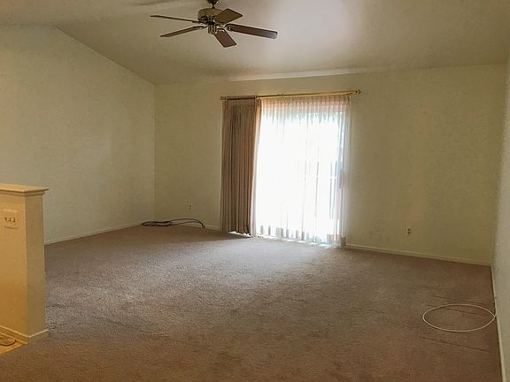 Great room w/vaulted ceiling