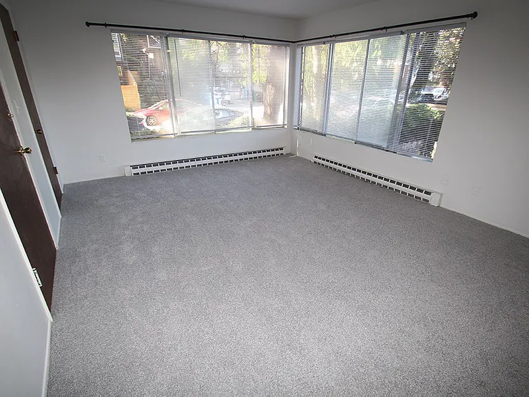 5112 Ravenna Apartments - Ravenna — Photo 2