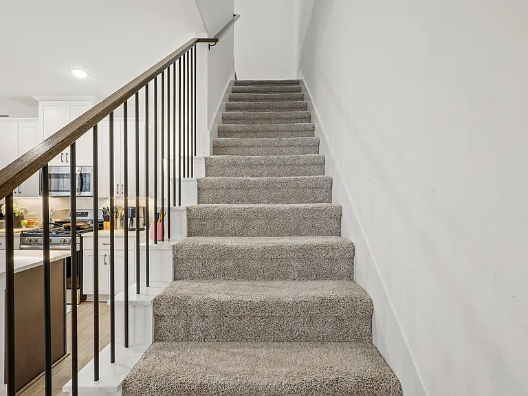 1013 Carnation Dr — Photo 21